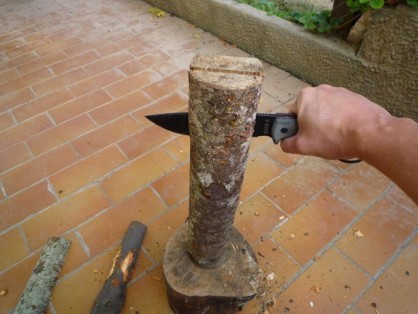 A l'état brut. Je me servirai de l'autre coté de la buche pour allumer un feu par friction