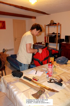 Les préparatifs à la maison, hache,machette, poêle, nourriture...etc C'est "La Bûche" qui est chargé de la "logistique" MIAM lors de nos virées....