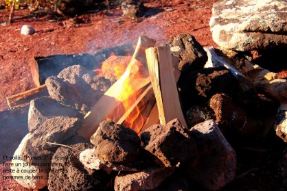 Camp 1 Bushcraft 018.jpg (1.13 Mio) Vu 4563 fois Feu allumé avec : Coton, copeaux de Cade (genévrier Méditerranéen riche en térébenthine) fabrication maison, hérisson de Cade, brindilles sèches, Firesteel.<br />Le bois est UNIQUEMENT prélevé sur des arbres morts (lors de toutes nos sorties) trouvés à proximité, se qui contribue à laisser de la place aux jeunes plans.