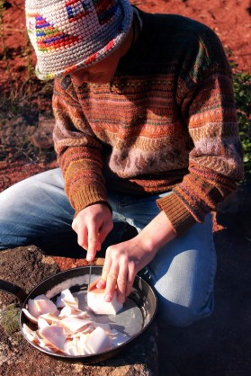 Camp 1 Bushcraft 021.jpg (610.87 Kio) Vu 4564 fois Préparation du repas qui est (froid oblige) riche en lipides et sucres lents: patates rôties au lard 1/2 sel maison. <br />Un délice de "Bushronds"....