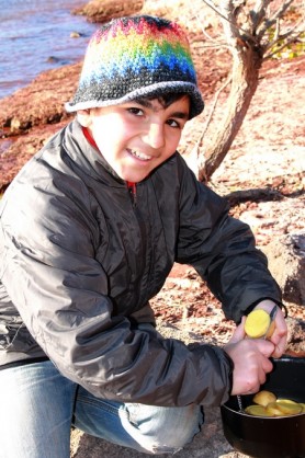 Camp 1 Bushcraft 026.jpg (342.11 Kio) Vu 4564 fois Notre "Écureuil", de corvée de pommes de terre... Et tout ça avec le sourire qui le caractérise, même par une température avoisinant zéro