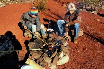 Camp 1 Bushcraft 033.jpg (838.6 Kio) Vu 4558 fois Un peu de protéines animales pour renforcer le tout... Grillades de bœuf piquées sur des fourchettes broches improvisées, en roseau prélevé au bord du lac.
