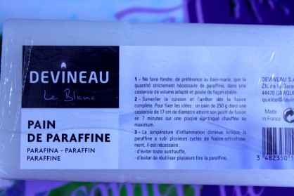 Tinder cards fabrication maison! 002.jpg (1.04 Mio) Vu 4775 fois Prendre un bloc de paraffine et le couper en deux.