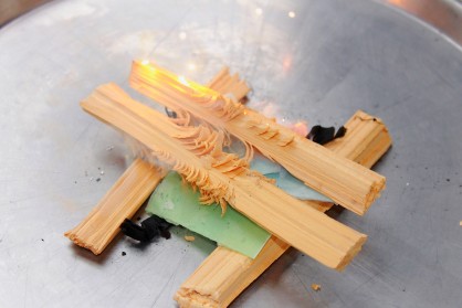 Tinder cards fabrication maison! 018.jpg (772.07 Kio) Vu 4775 fois Seront utilisés: le coton, les "Tinder cards", quelques copeaux de magnésium et la firesteel. Inflammation du premier coup et prise immédiate des bâtonnets de Cade.<br />Il est vrai que l'Aurora fait de belles gerbes d'étincelles. les bouts de coton carbo ont été mis après (tant qu'ils étaient là .....). Mais n'ont pas servis d'allumeurs.