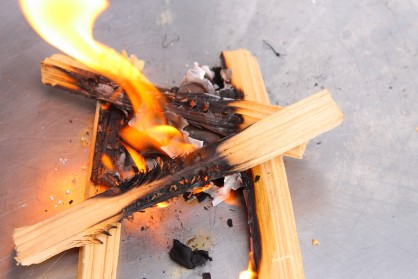 Tinder cards fabrication maison! 026.jpg (900.27 Kio) Vu 4775 fois Durée de combustion des buvards imprégnés de paraffine: entre cinq et six minutes. De quoi faire aisément prendre un feu même par temps pluvieux (ne craignent par l'humidité grâce à la paraffine). Et ne tiennent aucune place dans votre "boîte à feu"....