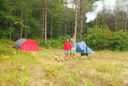 Le poêle est un "Frontier Stove" de chez Camping Solution (boîte Anglaise je crois acheté chez PyreneBushcraft.<br />Gros avantage, il est muni au sommet de son tuyau d'évacuation de fumées d'un pare étincelles. Ce qui nous permet dans certains lieux dont celui-ci de pouvoir bivouaquer, malgré la présence fréquente des gardes forestiers.