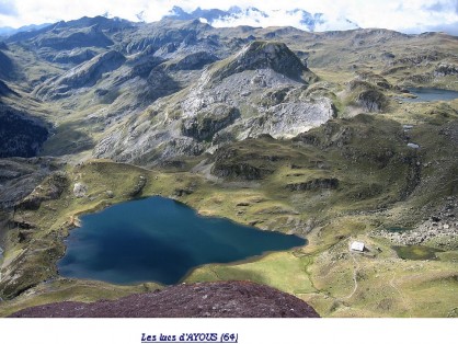 Le lac d'Ayous, et ses tributaires, le lac Bleu etc.... avec le chalet refuge en bas à droite de la photo.<br />Calme et paix de ce magnifique endroit où on croise Mouflons, Isards, Aigles et Vautours fauves. Sans oublier les fabuleuses truites Fario que l'on peut faire monter le soir sur des Sedges ou des imitations de fourmis volantes (par temps d'orage).