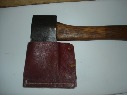 j ai bidouille un etui de hache,oups,c'est devenu un pour hachette!