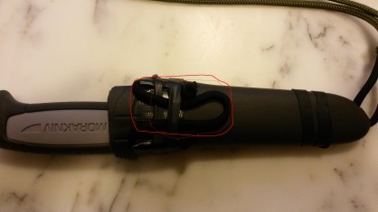 notez que le passant de ceinture a été enlevé,<br />en rouge : un petit morceau de paracorde noire a été placé à l'arrière de l'étui et fixé avec du gorilla tape et consolidé avec de la chambre a air, ce qui permet en mode "cou" de plier sous la chambre a air cette paracorde afin de ne pas gener la prise du manche du couteau<br />la paracorde en mode déplié permet de la fixer à la ceinture