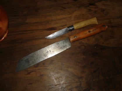 B) le couteau de camp