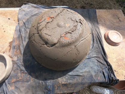 après avoir démoulé on colmate les fissures, on lisse,