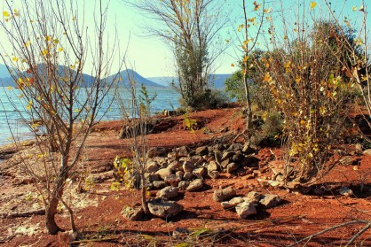 Camp 1 Bushcraft 046.jpg (1.04 Mio) Vu 4561 fois Environ une heure pour revenir au point de mise à l'eau de ce matin si le vent ne tourne pas, et retour à la maison..... Se sera la fin de cette belle journée, et déjà l'envie d'en préparer une autre encore plus sympa.... C'est la dure réalité qui nous obsède.....